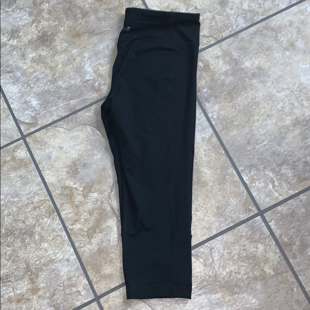 Black cropped underarmour leggings